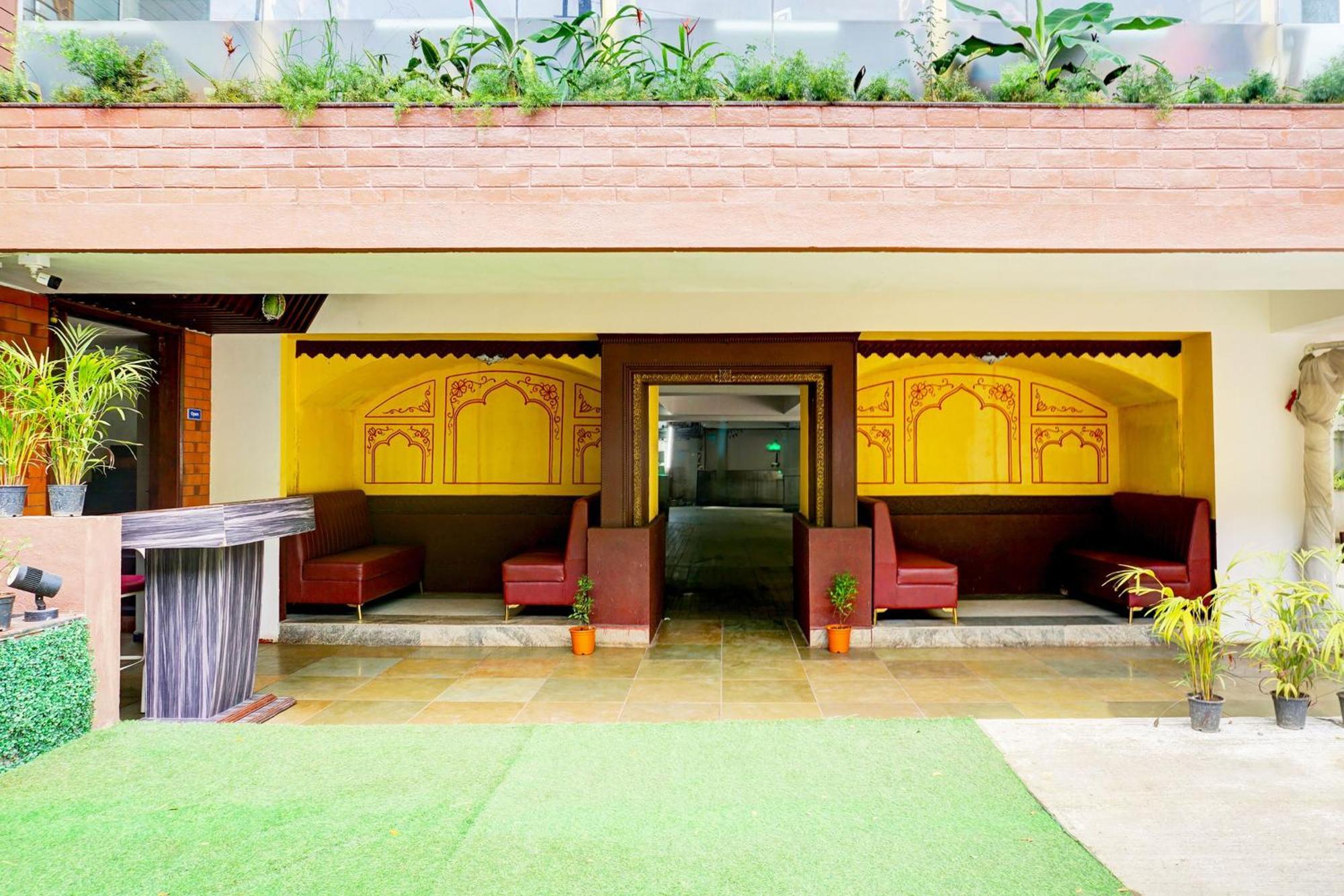 Super Collection O Vardhan Plaza Yerandwane Exterior photo