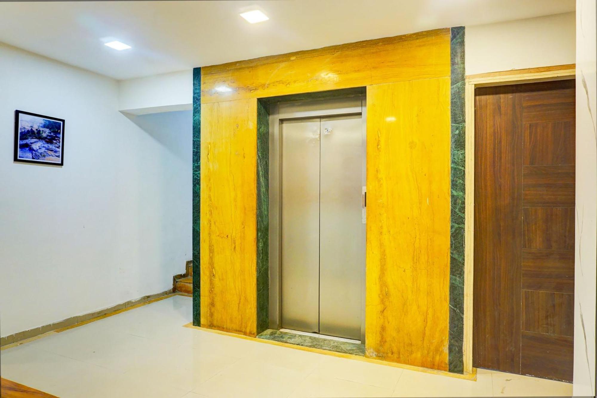Super Collection O Vardhan Plaza Yerandwane Exterior photo